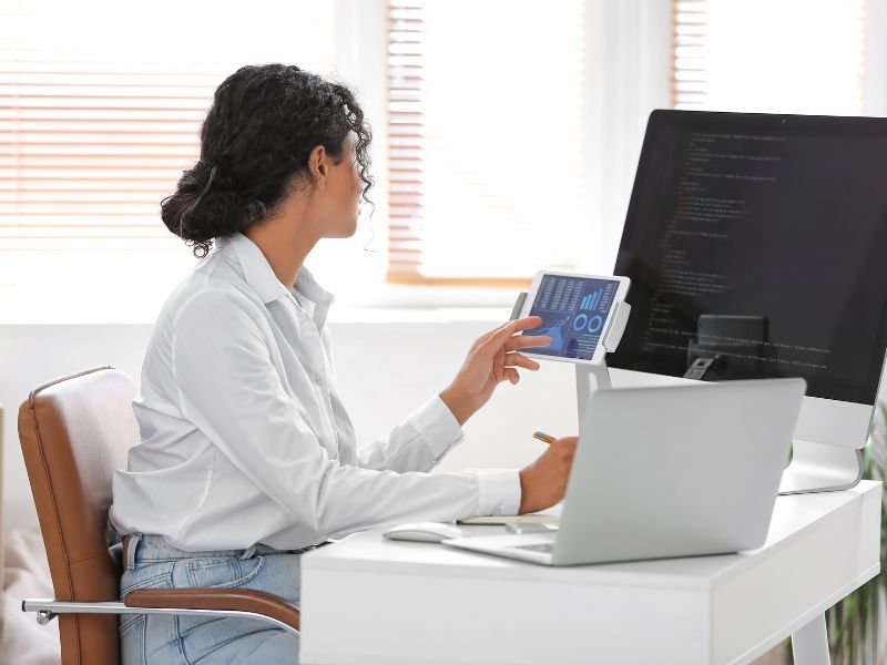 כמה מרוויח בודק תוכנה